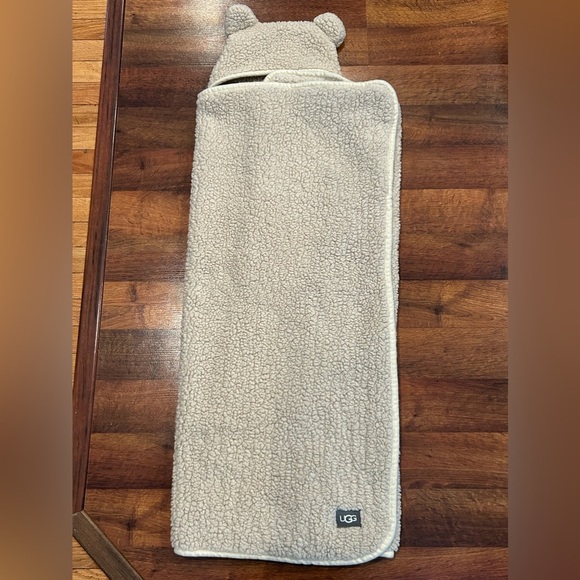 UGG Sherpa Hooded Throw Kids 50”x40” Cozy Cream Color - Picture 7 of 9